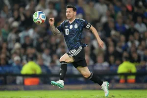 Lionel Messi chỉ vào sân ở hiệp 2 trong chiến thắng nhạt nhòa 2-1 trước Mauritania.