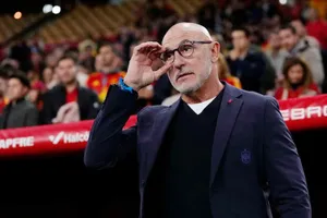 Luis de la Fuente tận hưởng áp lực ứng cử viên hàng đầu cho chức vô địch World Cup.