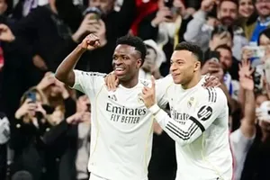 Vinicius (trái) và Mbappe ở Real Madrid