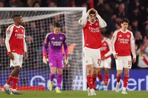 Arsenal để vuột thêm một danh hiệu khác khi thua Southampton 1-2 ở tứ kết FA Cup.