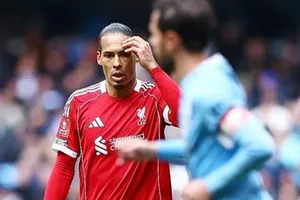 Van Dijk xin lỗi về thảm họa Liverpool và kêu gọi đồng đội cứu vãn mùa giải