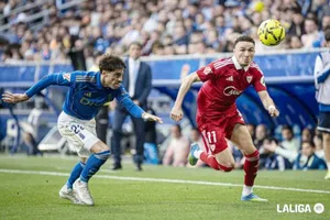 Sevilla (phải) thua 0-1 tại Oviedo hiện chỉ còn hơn 2 điểm so với khu vực xuống hạng La Liga.