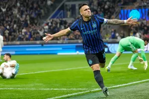 Cú đúp của Lautaro Martinez giúp Inter Milan đánh bại Roma 5-2 và trở lại cuộc đua vô địch Serie A.