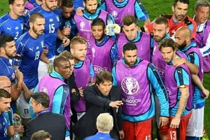 HLV Antonio Conte trong trận tứ kết EURO 2016 với tuyển Đức