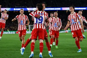 Atletico Madrid ghi 2 bàn sau khi Barcelona chỉ còn 10 người để giành chiến thắng quý giá 2-0.