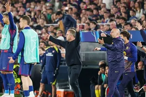 HLV Hansi Flick và ban huấn luyện cùng cầu thủ dự bị Barcelona phản ứng sau tình huống của Marc Pubill.