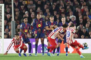 Cú sút phạt thần sầu của Julian Alvarez tung lưới Bacelona