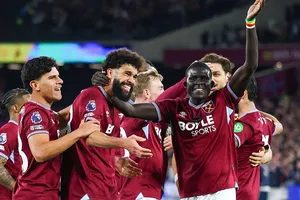 West Ham thoát khỏi khu vực xuống hạng lần đầu tiên kể từ tháng 12 với chiến thắng 4-0 trước Wolves. 