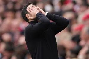 HLV Mikel Arteta thất vọng khi Arsenal thua 1-2 trước Bournemouth trên sân nhà. Ảnh: Sky Sports