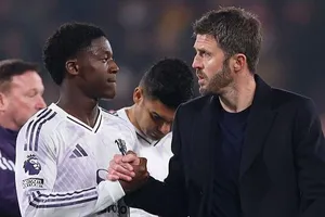 HLV Michael Carrick cho biết thỏa thuận hợp đồng mới với Kobbie Mainoo gần hoàn thành.