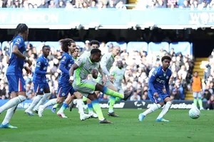 Marc Guehi tung cú sút nâng tỷ số lên 2-0