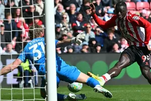 Thủ môn Antonin Kinsky xuất sắc cản phá cú sút cận thành của Brian Brobbey (Sunderland)