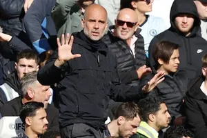 HLV Pep Guardiola cố gắng kềm chế sự hưng phấn của Man.City trước “trận chung kết” với Arsenal. Ảnh: Getty Images