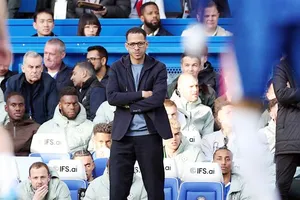 HLV Liam Rosenior chịu áp lực lớn khi Chelsea thua thảm hại 0-3 trước Man.City. Ảnh: chelseafc