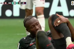 Ismael Kone của Canada bị gãy chân trong trận thắng 6-0 lịch sử trước Qatar.