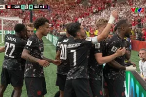 Canada giành chiến thắng đậm đà 6-0 trước 9 cầu thủ Qatar.