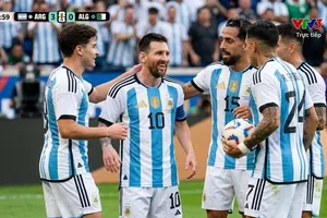 Lionel Messi lập hat-trick đầu tiên trong sự nghiệp World Cup trong chiến thắng Algeria 3-0.