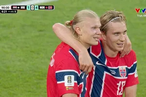 Erling Haaland (trái) nằm trong 10 cầu thủ đội một tuyển Na Uy nghỉ khi đối đầu tuyển Pháp.