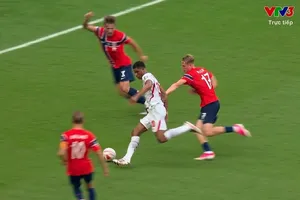 Jude Bellingham đột phá trước khi tung cú sút chéo góc giúp tuyển Anh gỡ hòa 1-1.