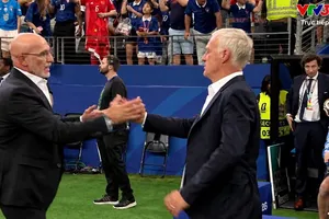 HLV Luis de la Fuente (trái) lần thứ 3 liên tiếp thắng Didier Deschamps ở bán kết giải đấu chính thức.