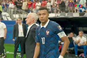 HLV Didier Deschamps và Kylian Mbappe thất vọng với màn trình diễn của tuyển Pháp.