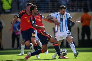 Rodri (trái) đã chiến thắng Lionel Messi trong trận chung kết quyết định để giành luôn Quả bóng vàng. Ảnh: THX