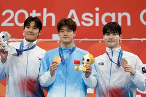 Kim Young-beom (trái) khi giành huy chương bạc ở nội dung 100m tự do. Ảnh: THX