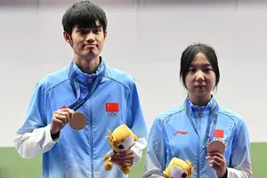Sheng Lihao (trái) và Wang Zifei giành HCV đồng đội hỗn hợp súng trường hơi 10m. Ảnh: THX
