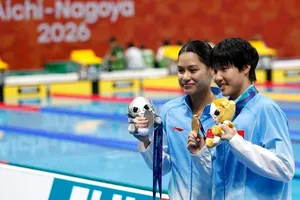 Yu Zidi (phải) và Yu Yiting sau nội dung bơi hỗn hợp cá nhân 200m nữ. Ảnh: THX