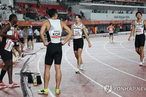 Hàn Quốc rời đường chạy ở vòng loại nội dung tiếp sức nam 4x100m. Ảnh: Yonhap