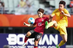 U23 Hàn Quốc (trái) ngược dòng đánh bại U23 Trung Quốc vào chung kết ASIAD 20. Ảnh: THX
