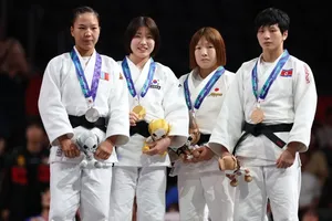 Huh Mimi (thứ 2 từ trái) giành HCV judo cho Hàn Quốc. Ảnh: THX