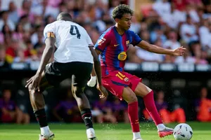 Lamine Yamal (phải) trong màu áo Barcelona. Ảnh: THX
