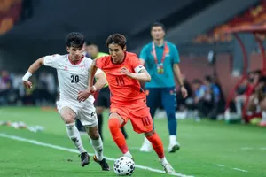 Trung Quốc (phải) để thua Tajikistan với tỷ số 0-1 trong trận giao hữu hôm 6-10. Ảnh: THX