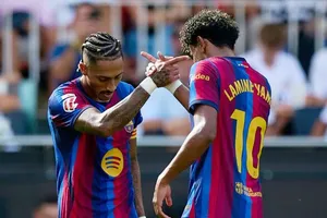 Barcelona hy vọng thể trạng của Raphinha (trái) và Lamine Yamal sẽ tốt hơn. Ảnh: THX