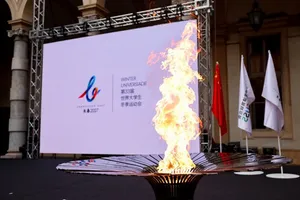 Ngọn đuốc được thắp sáng trong lễ lấy lửa tại Turin (Italy) ngày 8-10. Ảnh: THX