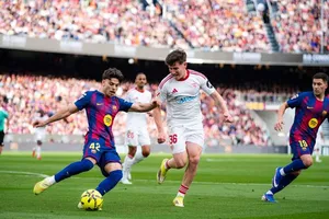 Xavi Espart (trái) của Barcelona trong trận đấu tại La Liga. Ảnh: THX