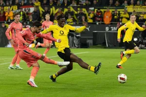 Borussia Dortmund (phải) để đội khách Werder Bremen ghi 2 bàn muộn. Ảnh: THX