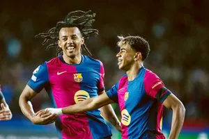 Jules Kounde (trái) là cầu thủ người Pháp khoác áo Barcelona nhiều nhất. Ảnh: THX