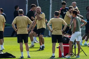 Hansi Flick và các cộng sự trên sân tập của Barcelona. Ảnh: THX