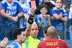 Roma gặp khó khi tiền đạo Donyell Malen bị truất quyền thi đấu. Ảnh: THX