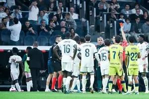 Thẻ đỏ khiến Vinicius Junior phải nhận án treo giò 4 trận La Liga. Ảnh: THX