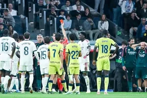 Cầu thủ và ban huấn luyện Real Madrid phản ứng sau một quyết định bất lợi. Ảnh: THX