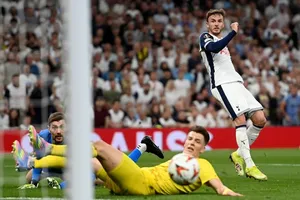 James Maddison giúp Tottenham thắng trận đầu tiên tại Ngoại hạng Anh mùa này. Ảnh: THX