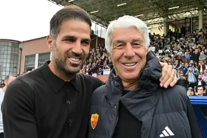 HLV Cesc Fabregas (trái) của Como. Ảnh: THX
