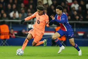Lamine Yamal (trái) dù xuất sắc nhưng Barcelona vẫn gục ngã phút cuối. Ảnh: THX