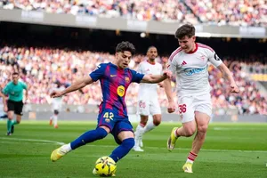 Hậu vệ trẻ Xavi Espart (trái) của Barcelona. Ảnh: THX