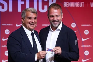 Chủ tịch Joan Laporta (trái) quyết bảo vệ cách hành xử của Barcelona trên thị trường chuyển nhượng. Ảnh: THX