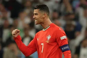 Cristiano Ronaldo thắng giải thưởng Quả bóng vàng xuất sắc nhất mọi thời đại. Ảnh: THX
