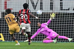 Samuel Mbangula lập hat-trick giúp Bologna đánh bại AC Milan 4-2. Ảnh: THX
